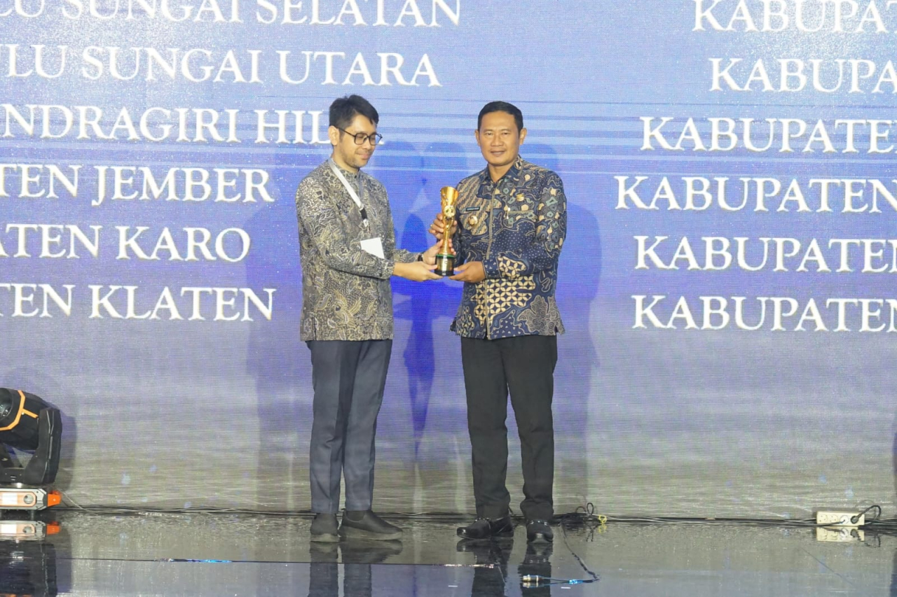 Bupati Lamongan menerima penghargaan IGA Award dari Kementerian Dalam Negeri. SP/IST