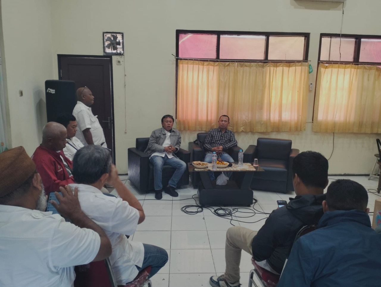 Suasana diskusi membahas kurang disosialisasikannya program UHC ke masyarakat, bertempat di Balai KWG, Jumat (6/12). SP/M Aidid