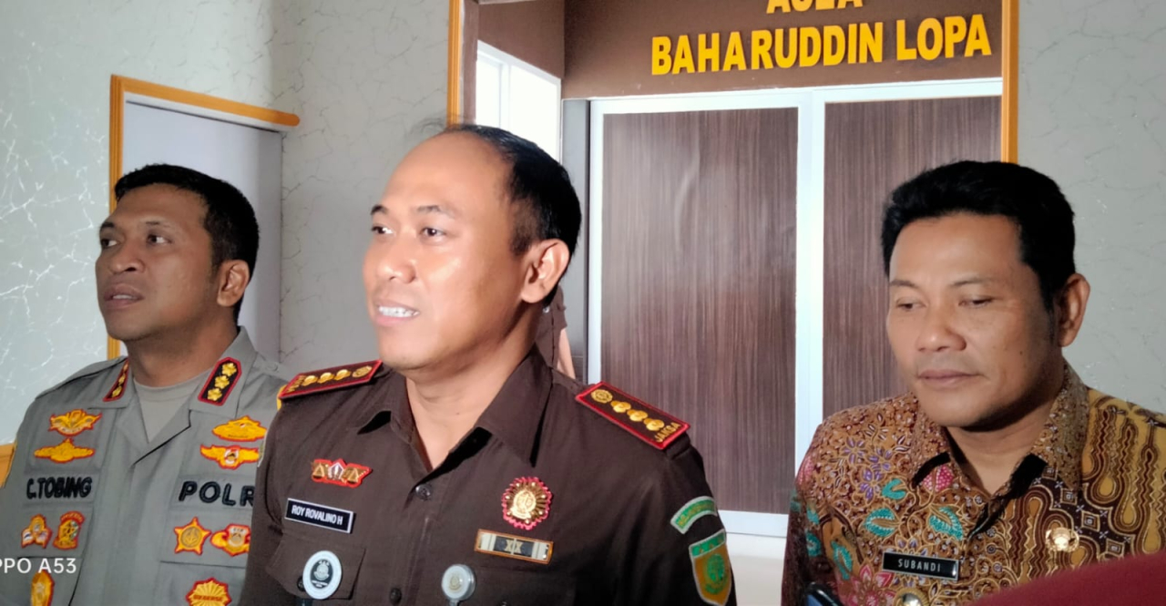 Kajari Sidoarjo Roy Rovalino H, Plt Bupati Sidoarjo Subandi dan Kapolresta AKBP Christian Tobing, berpose bersama diselah gelar saresehan.