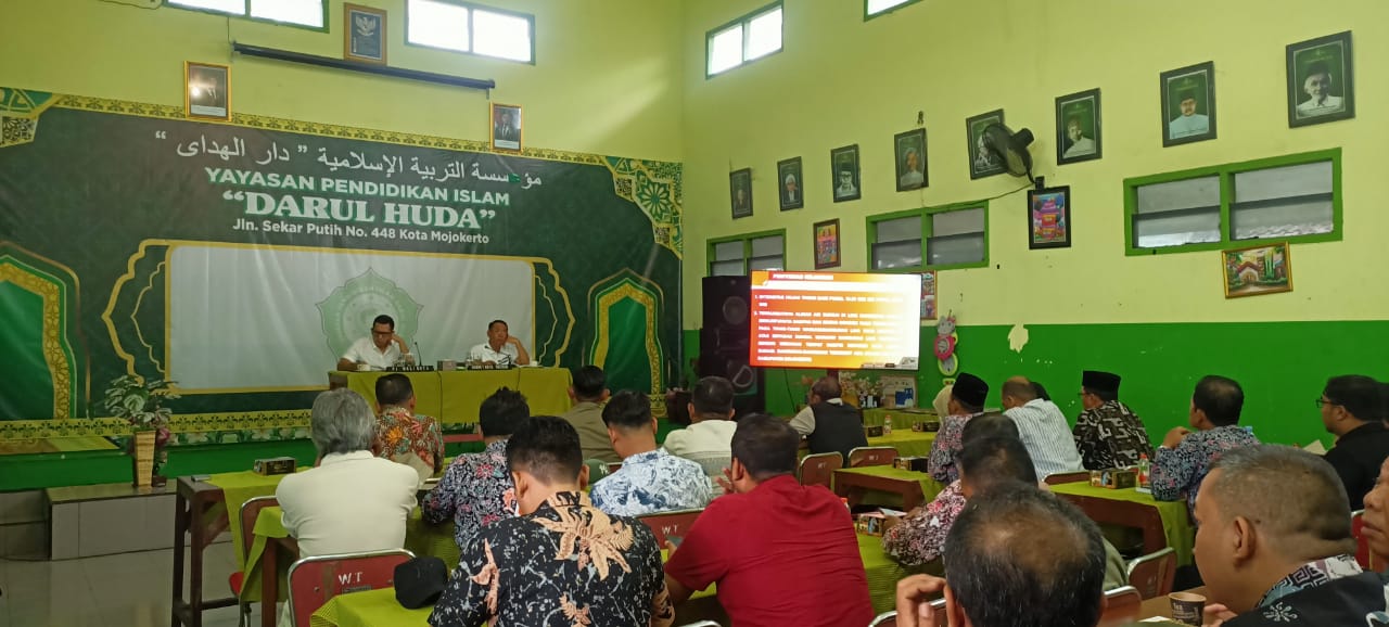Pj Wali Kota Mojokerto Moh Ali Kuncoro saat memimpin rapat terbatas penanganan bencana, Jumat (6/12/2024).. SP/Dwy AS