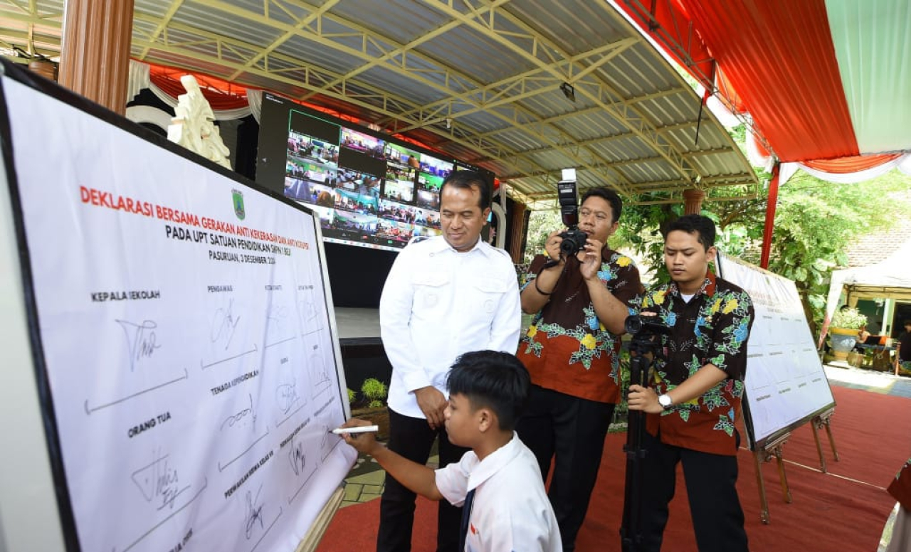 Pj Bupati Pasuruan Nurkholis saat menghadiri deklarasi sekolah anti kekerasan di SMPN 1 Beji