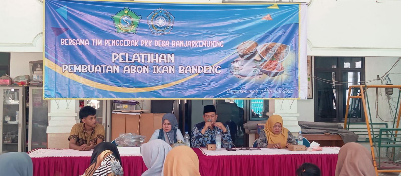 Kegiatan pelatihan pembuatan abon ikan bandeng di pendopo kantor Desa Banjarkemuning. SP/JUM