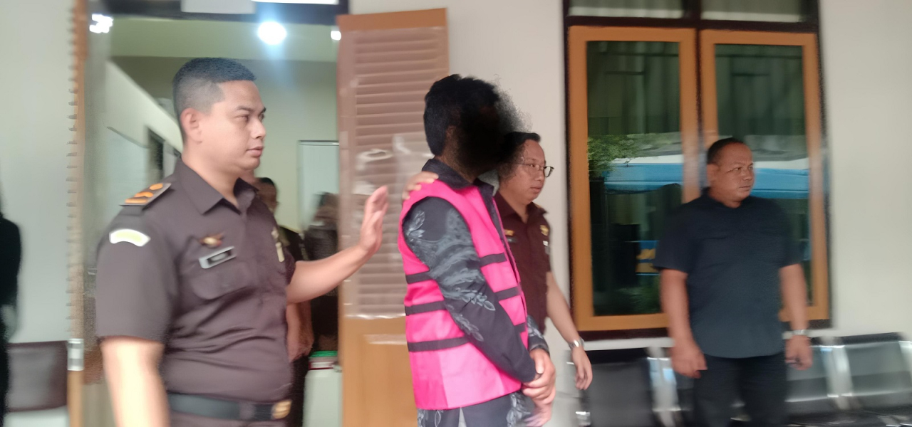 JW saat digelandang ke Kantor Kejaksaan Kab.Blitar Senen petang kemarin. SP/Lestariono