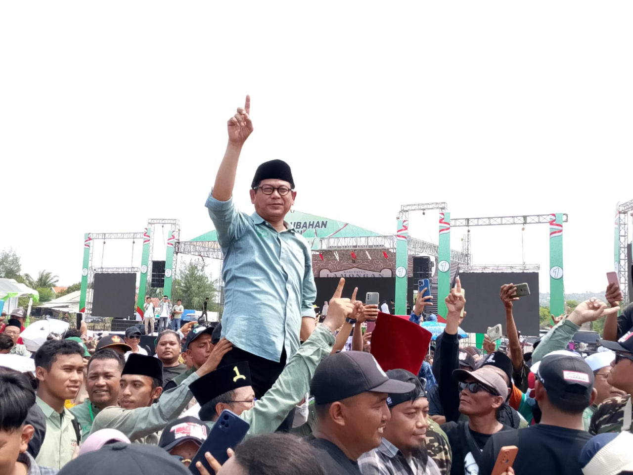 Calon bupati Lamongan H. Abdul Ghofur saat menyapa masyarakat pada kampanye Akbar di Desa Kemantren Paciran pada (23/12/2024). SP/MUHAJIRIN