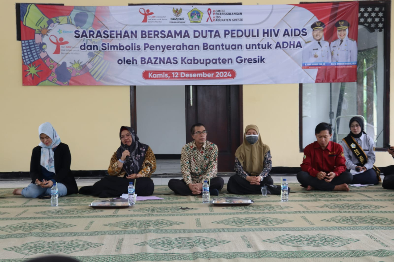 Wabup Gresik Aminatun Habibah saat memberikan pengarahan pada acara sarasehan peringatan Hari AIDS Sedunia di Aula Dhurung Bawean Pemkab Gresik. SP/M Aidid