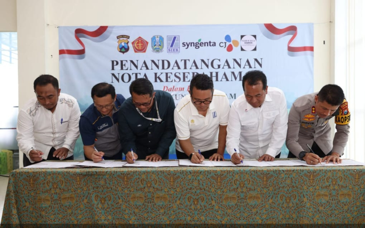 Pj Bupati Pasuruan Nurkholis saat penandatanganan nota kesepahaman kolaborasi ketahanan pangan.