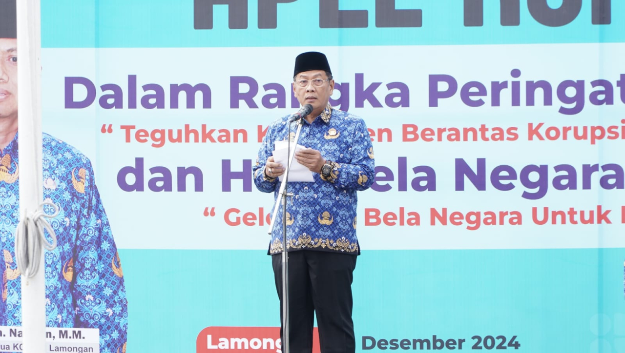 Wabup Lamongan, KH. Abdul Rouf saat memimpin apel korpri dalam rangka peringatan Hakordia 2024 dan bela negara 2024, Selasa (17/12) di halaman Pemkab Lamongan. SP/MUHAJIRIN 