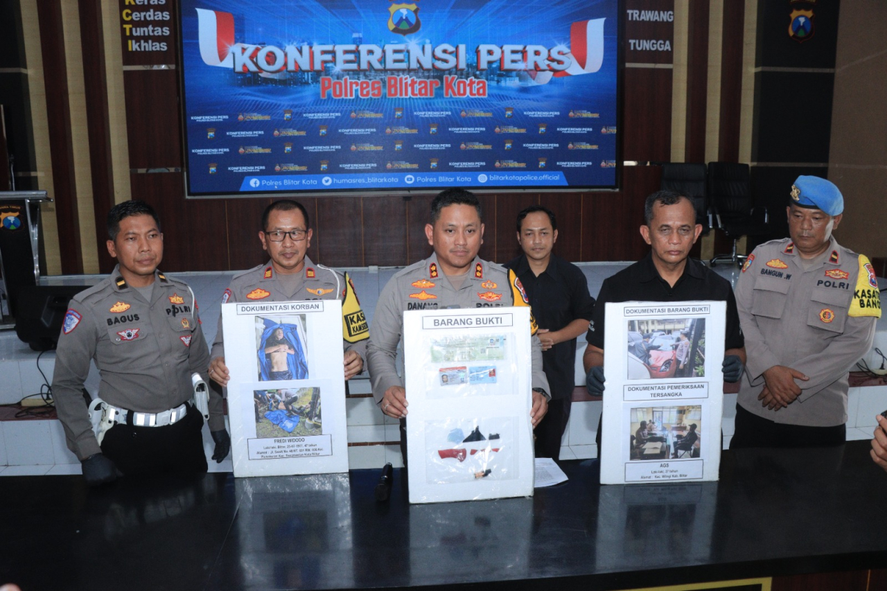 Kapolres Blitar Kota AKBP Danang menunjukkan barang bukti saat rilis kasus. SP/Lestariono
