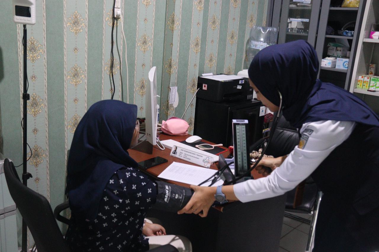 Petugas medis mengecek kesehatan salah satu pelanggan KA. SP/Lestariono