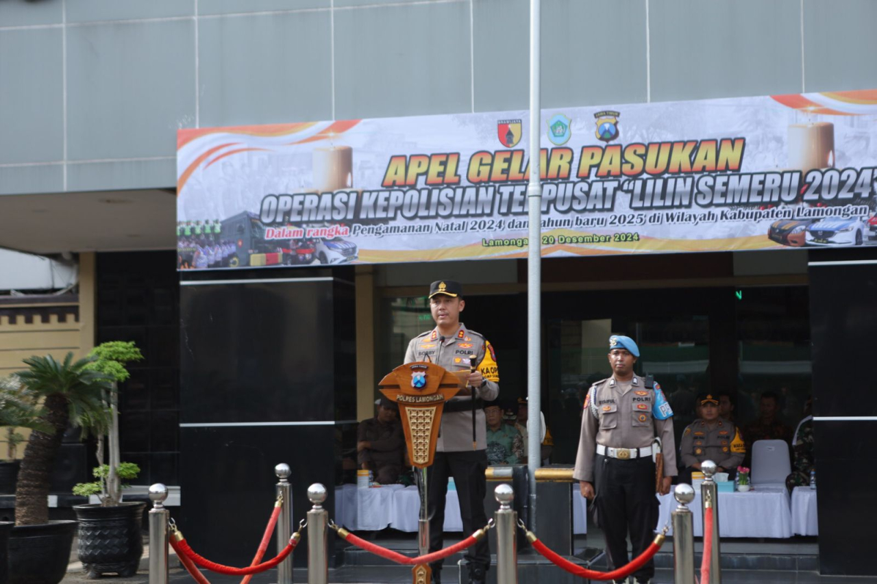 Kapolres Lamongan saat memberikan arahan kepada 204 personil yang akan diterjunkan dalam pengamanan Natal dan Tahun Baru. SP/IST