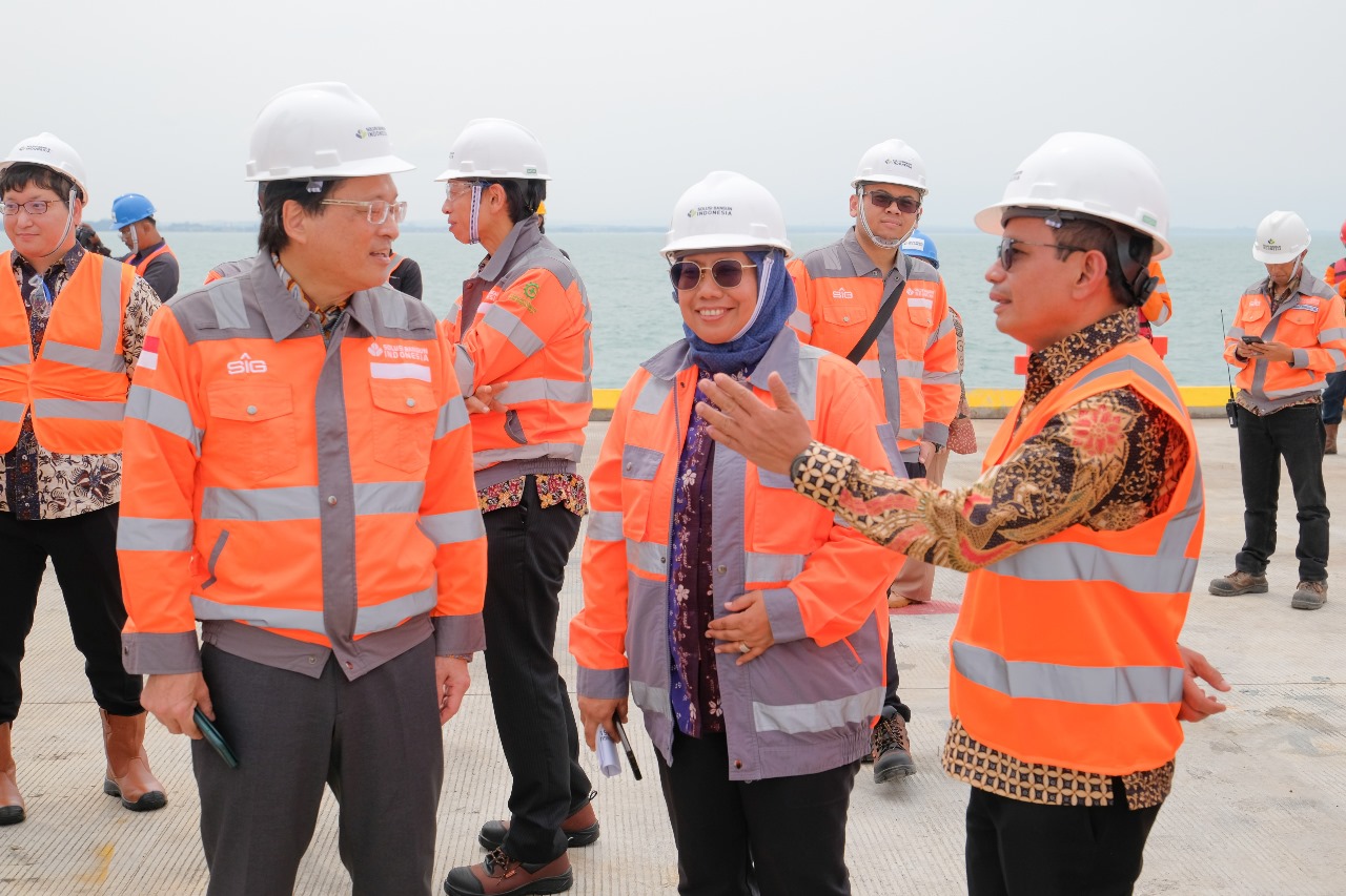 Direktur Utama SIG, Donny Arsal (kanan) dan Direktur Operasi SIG, Reni Wulandari (tengah) bersama President and Representative Director of Taiheiyo Cement Corporation, Yoshifumi Taura saat kunjungan kerja bersama proyek pengembangan dermaga dan fasilitas 