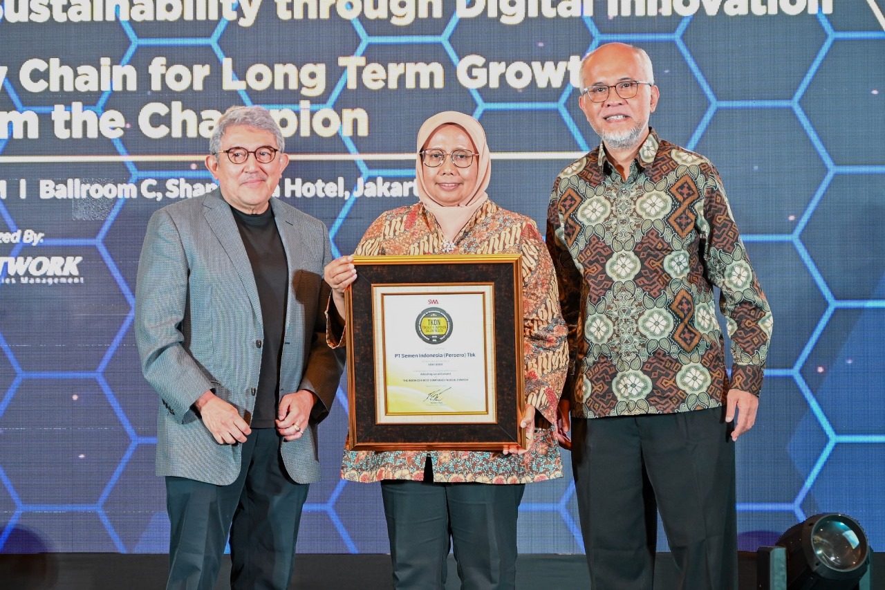 Direktur Operasi SIG, Reni Wulandari (tengah) bersama Chief Editor SWA Media Group, Kemal E. Gani (kiri) pada ajang Indonesia Best Companies in Managing Domestic Component Level di Shangri-La Hotel, Jakarta, pada Selasa (17/12/2024). SIG berhasil meraih p