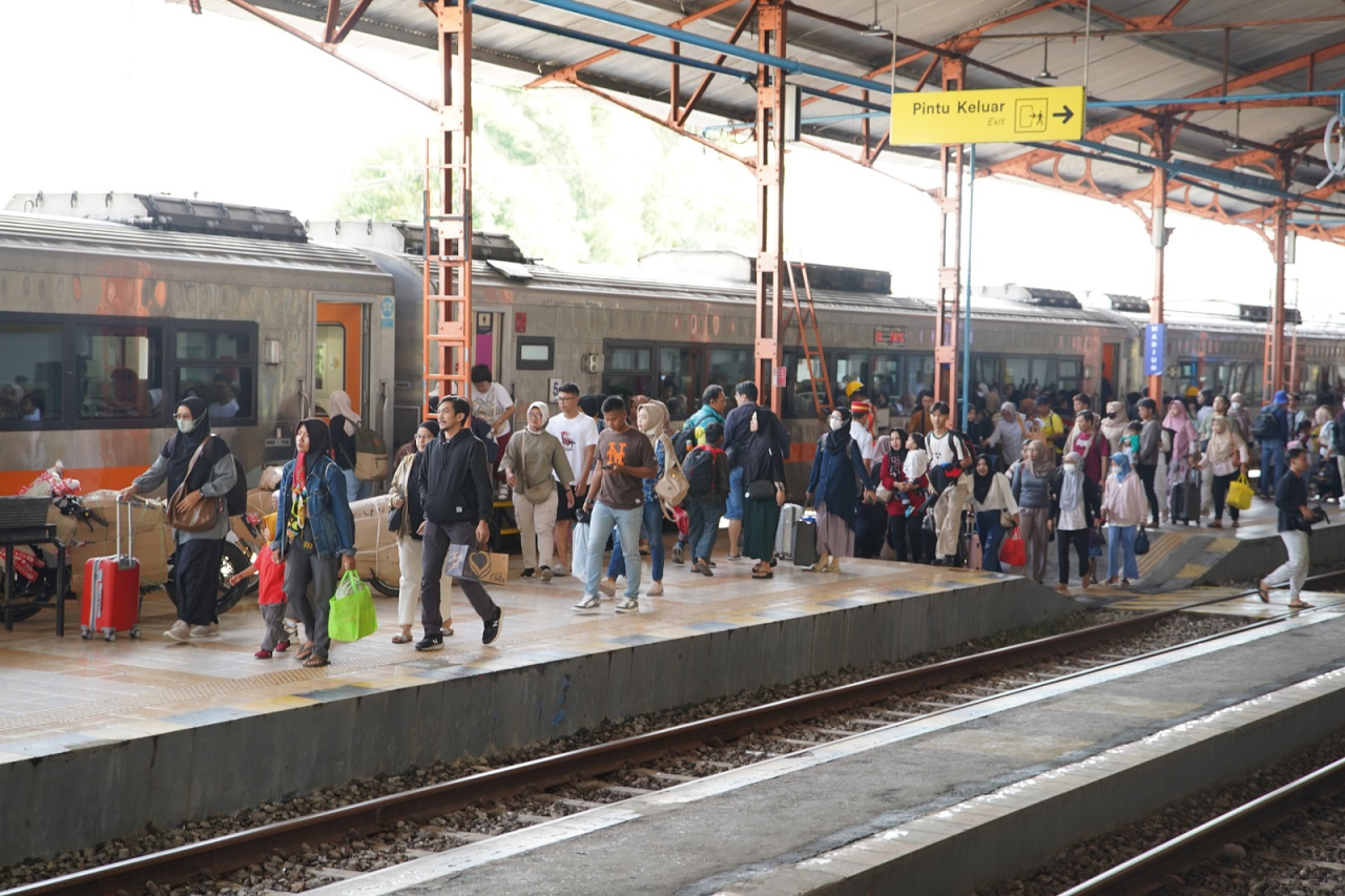 Kesibukan di stasiun KAI Daop 7 Madiun. SP/Lestariono