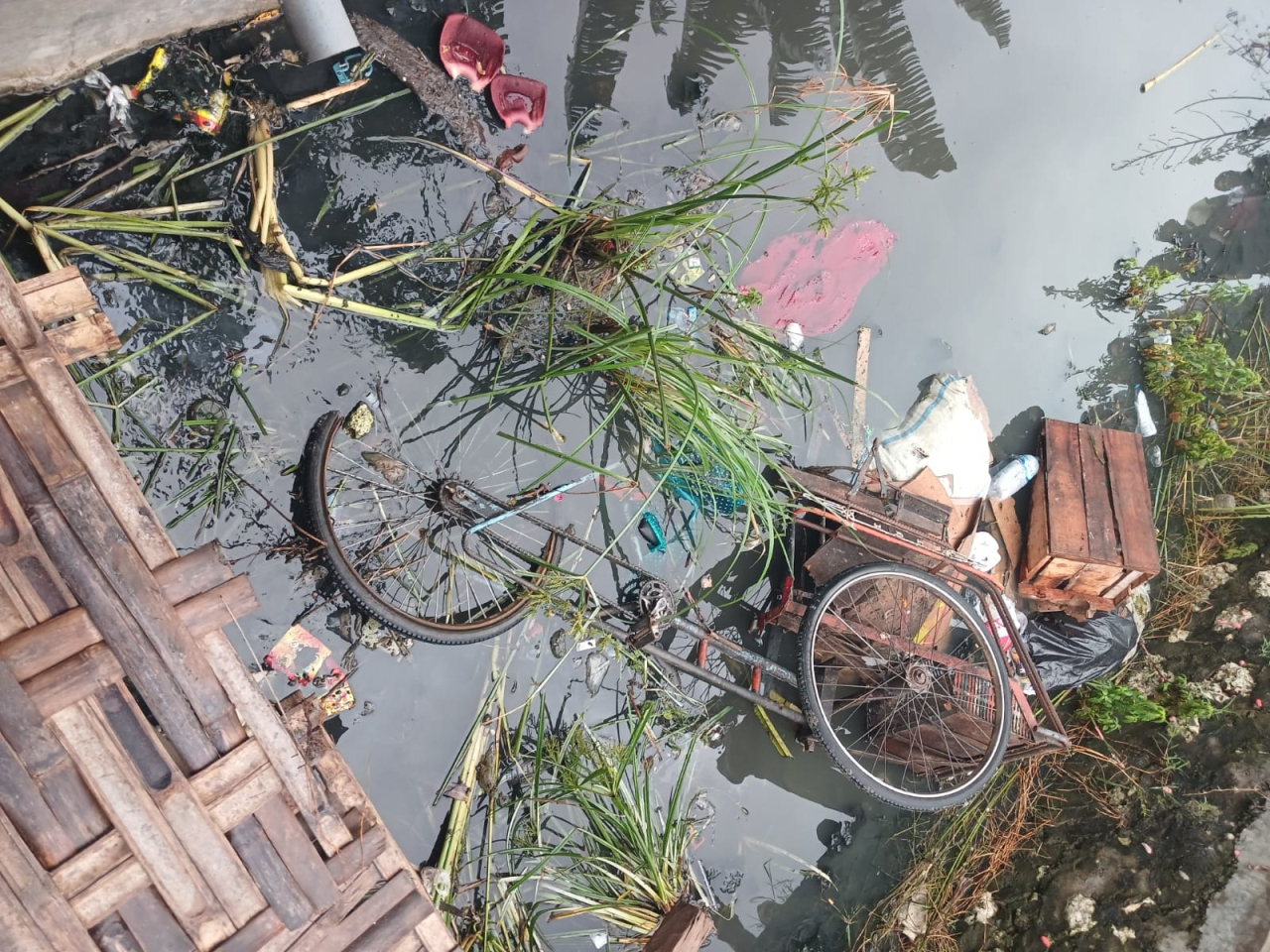 Korban ditemukan bersama becaknya tengah tercebur di aliran irigasi di desa setempat, pada Minggu pagi. SP/ISTIMEWA 