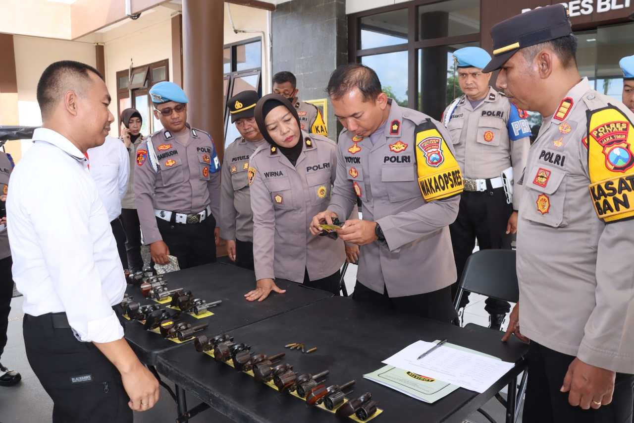 Waka Polres Blitar Kompol Yoyok Dwi Purnomo ketika melakukan pemeriksaan senjata api (senpi) yang digunakan oleh anggota. SP/Lestariono