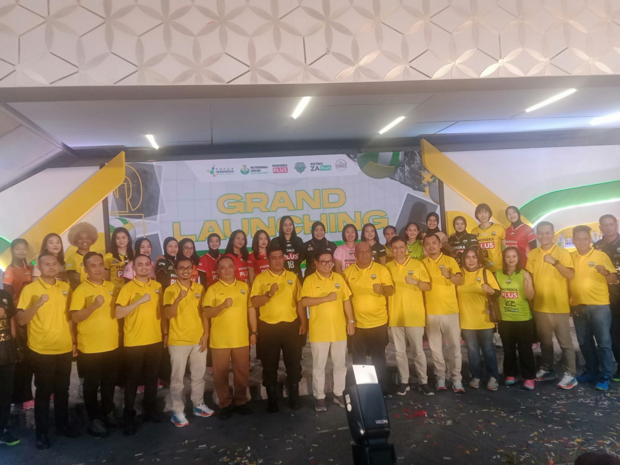 Suasana grand launching jersey baru tim bola voli putri Petrokimia Gresik bertempat di Wisma Kebomas, Senin (30/12). SP/M Aidid