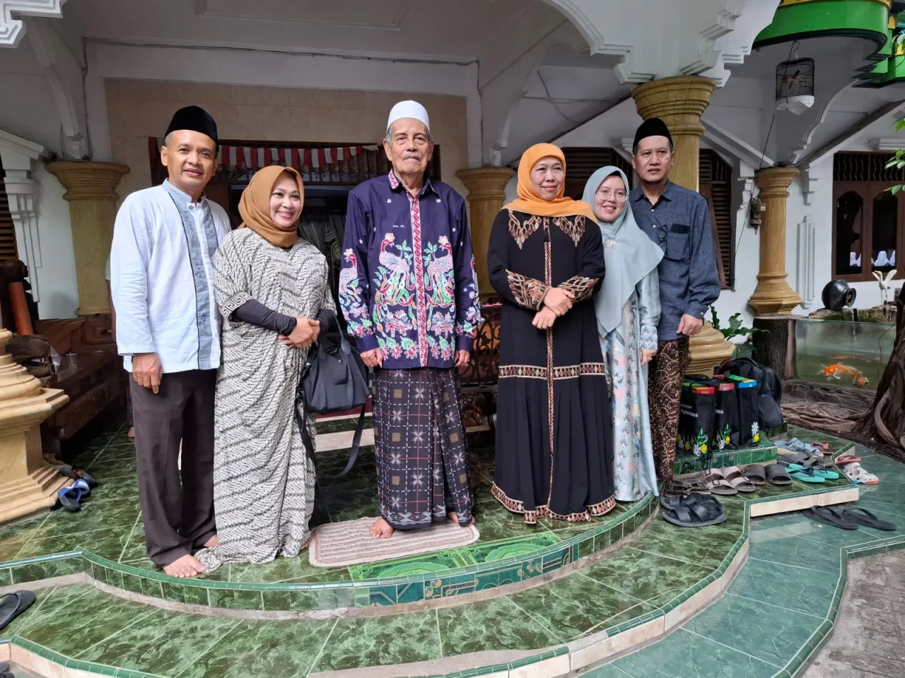 Gubernur Jatim Terpilih Khofifah Indar Parawansa Sowan ke Kiai Abdul Ghofur