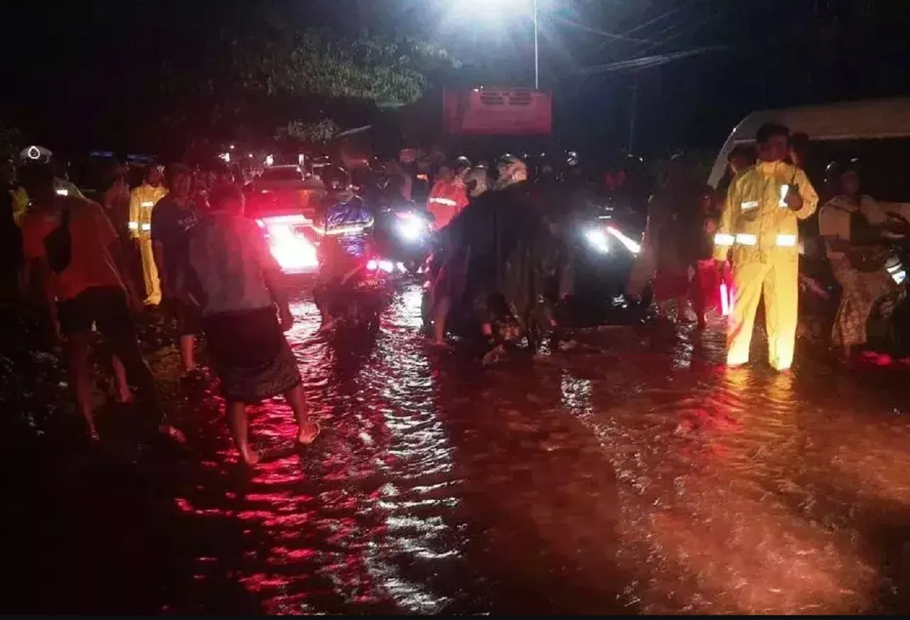 Diterjang Material Luapan Banjir, Akses Jalur Pantura di Situbondo Ditutup