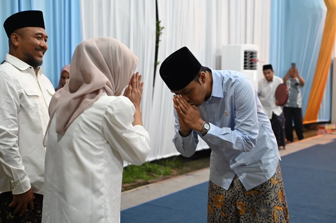 Vinanda - Gus Qowim Hadiri Aqiqoh Cucu Pertama Gus Kautsar