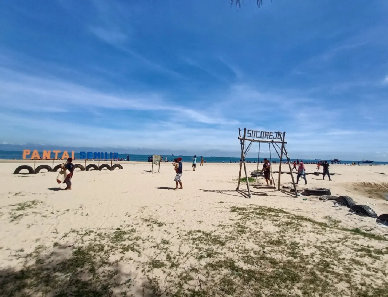 Tahun Baru, Destinasi Wisata Pantai Semilir Dipadati Ribuan Pengunjung