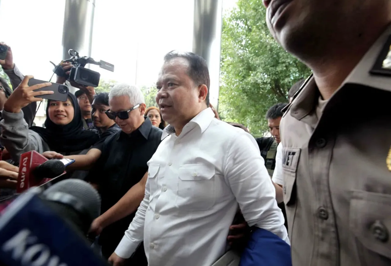 Baca juga : Bola Liar Ronny F Sompie, Bisa Sodok Mantan Menkumham Yasonna Laoly