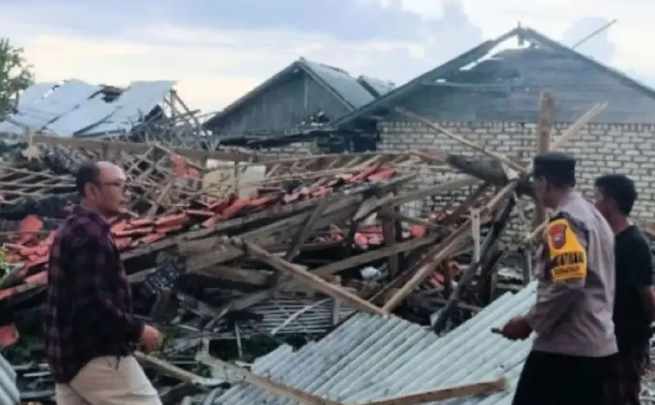 Tersapu Puting Beliung, Gudang Penyimpanan Garam di Pamekasan Ambruk