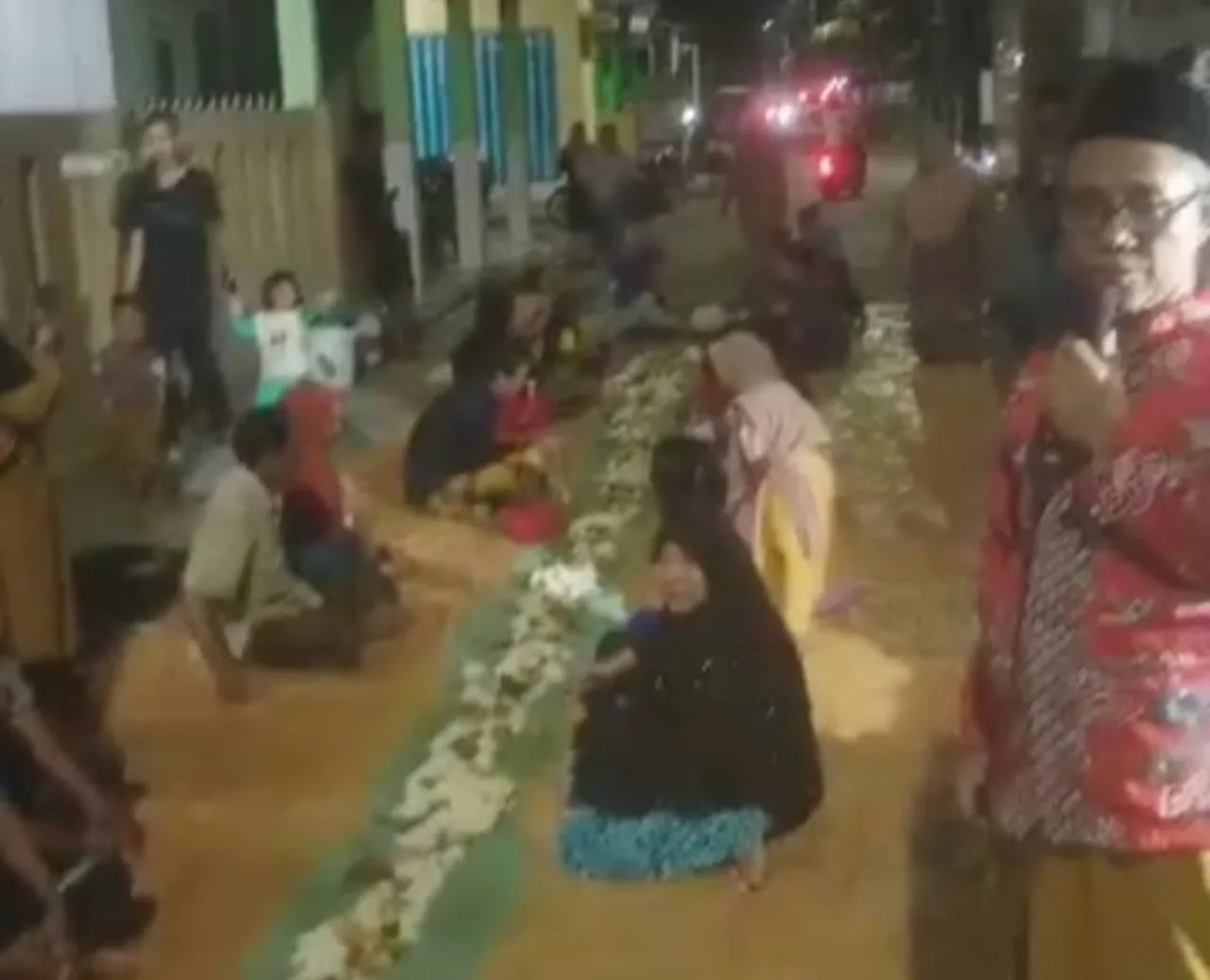 Keseruan Mayoran Unik dan Musik Elekton Sambut pergantian Tahun Baru 2025