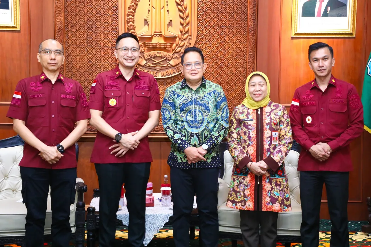 Kantor Imigrasi Surabaya dan Pj Gubernur Jatim Gelar Diskusi Strategi di Gedung Grahadi