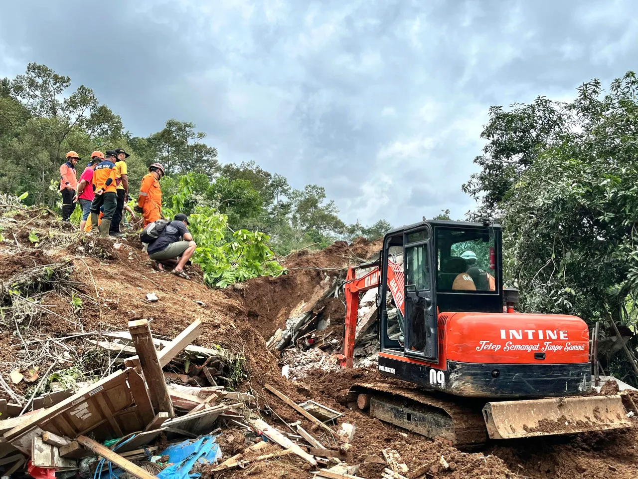 Respon Cepat Longsor Jombang, Tim BPBD Jatim Bantu Pencarian dan Evakuasi Korban