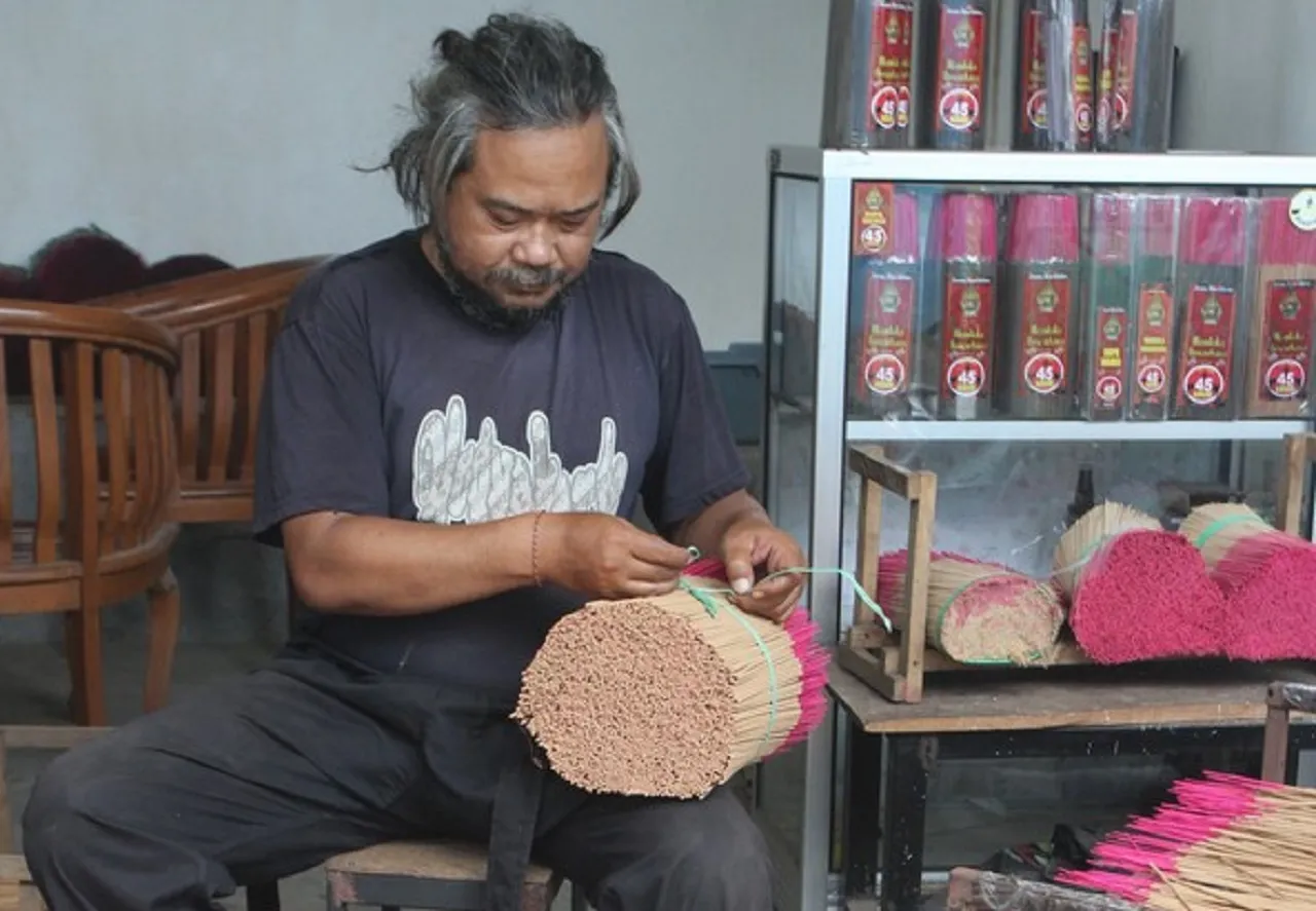 Jelang Perayaan Imlek, Perajin Dupa di Malang Kebanjiran Pesanan