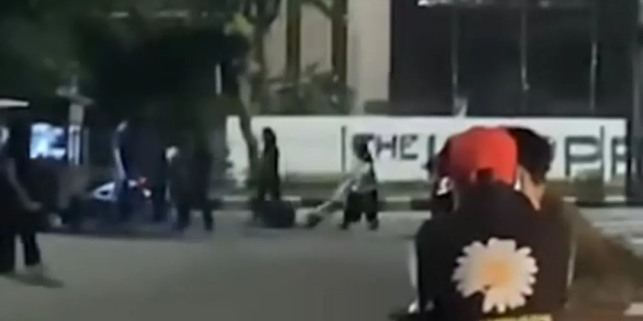 Diduga Selingkuhan Suami, Seorang Wanita Ditelanjangi