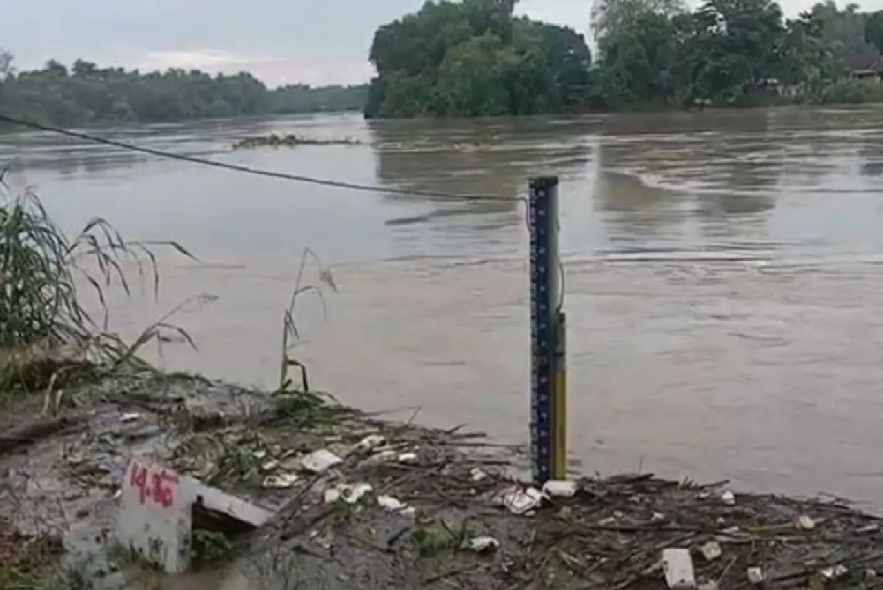 Warga Diminta Waspada, Sungai Bengawan Solo Bojonegoro Berstatus ‘Siaga Merah’
