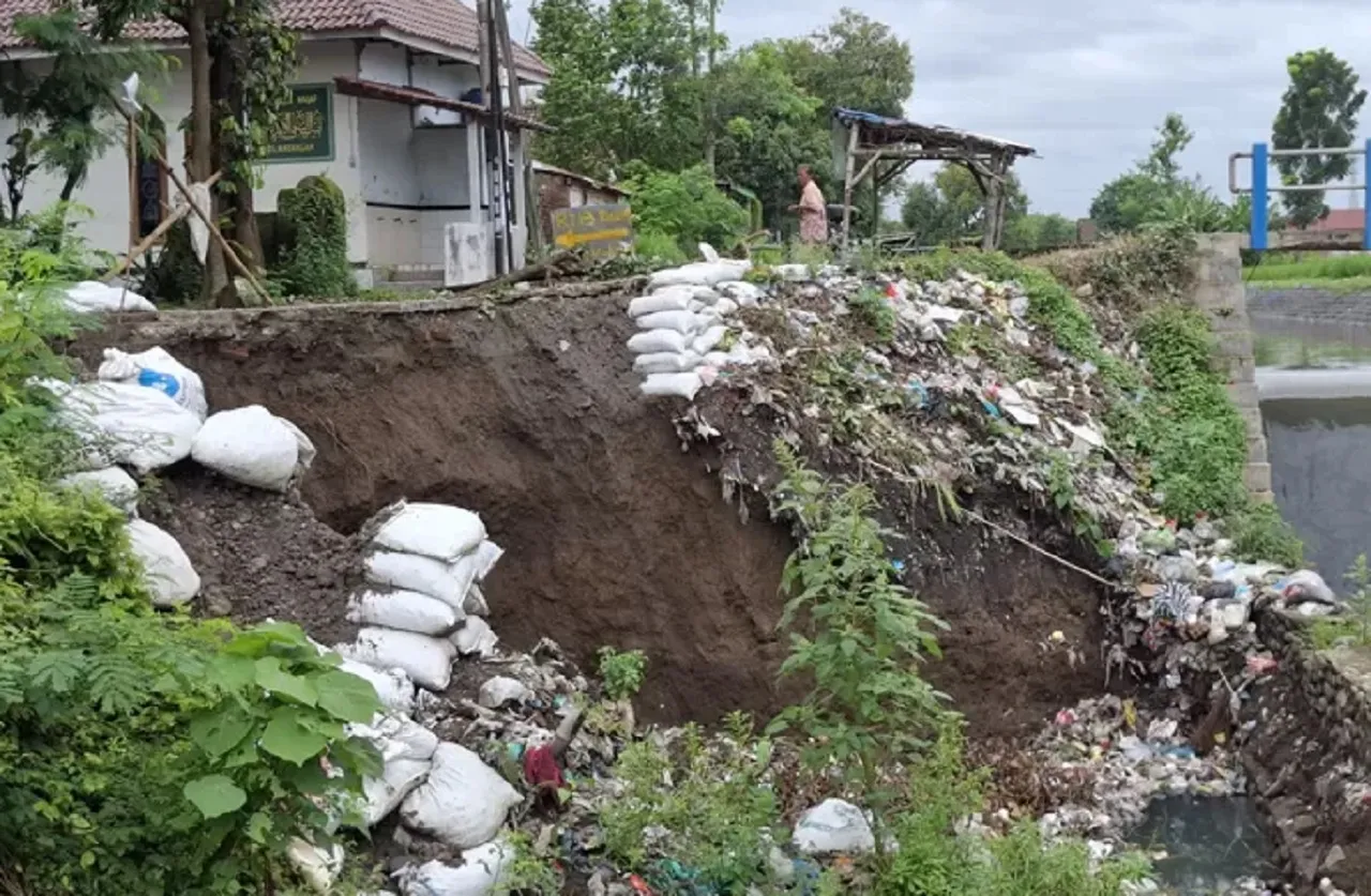Tanggul Sekunder Rejoagung 2 Jombang Ambrol, Aktivitas Warga Macet