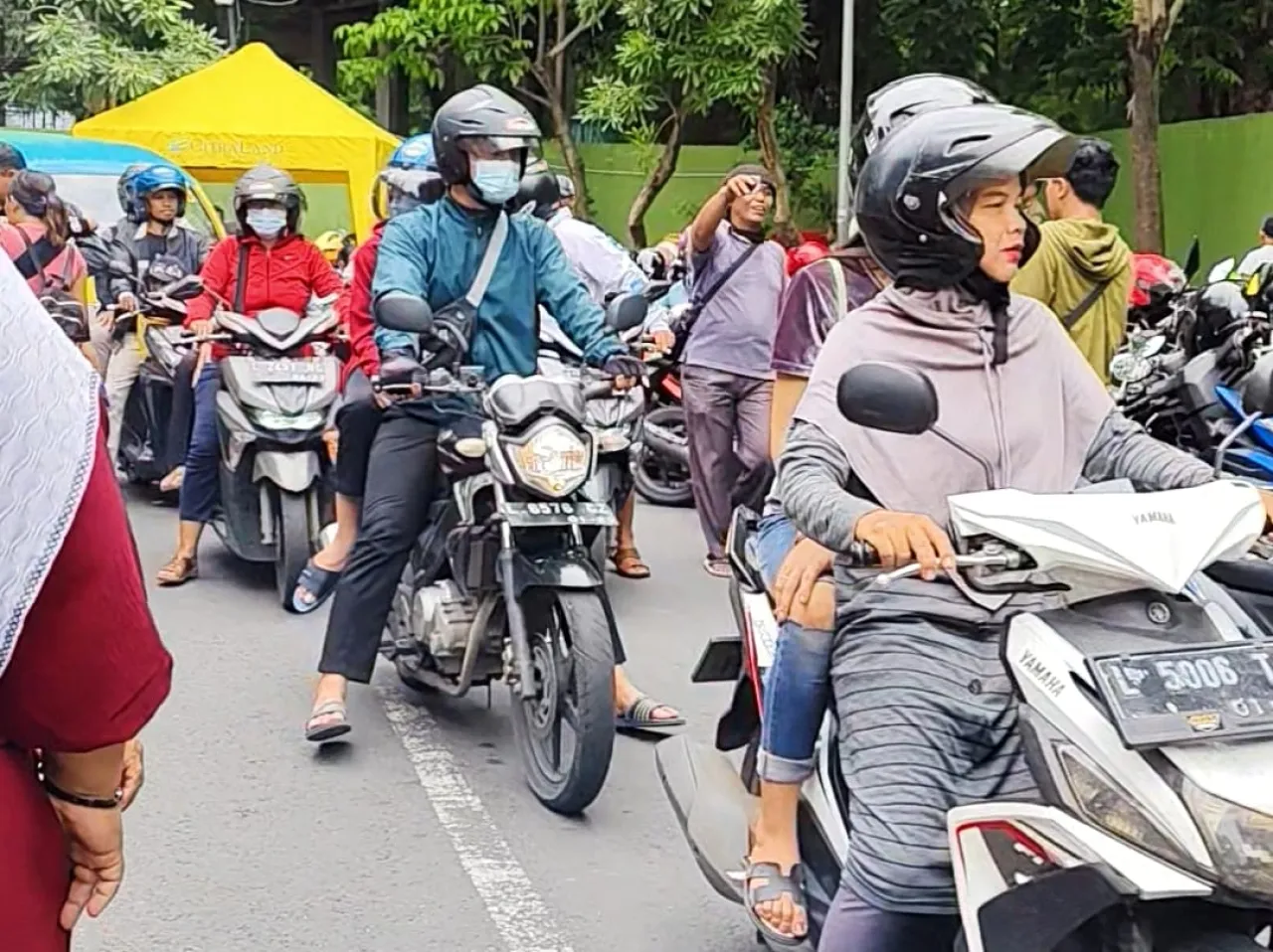 Getok Tarif Parkir Tak Wajar, Jukir Liar Jadi Momok bagi Pengunjung KBS di Tahun Baru 2025