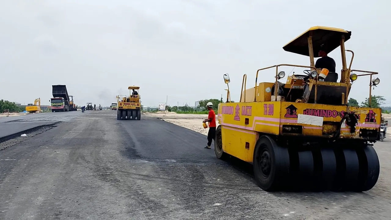 Pengaspalan Masih Berlangsung, Pengerjaan Proyek JLU di Lamongan Akhirnya Molor
