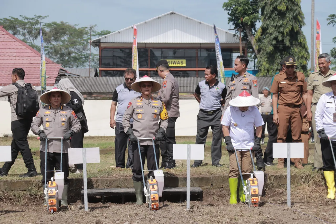 Kapolda Jawa Timur Tanam Jagung Serentak 1 Hektar di Blitar