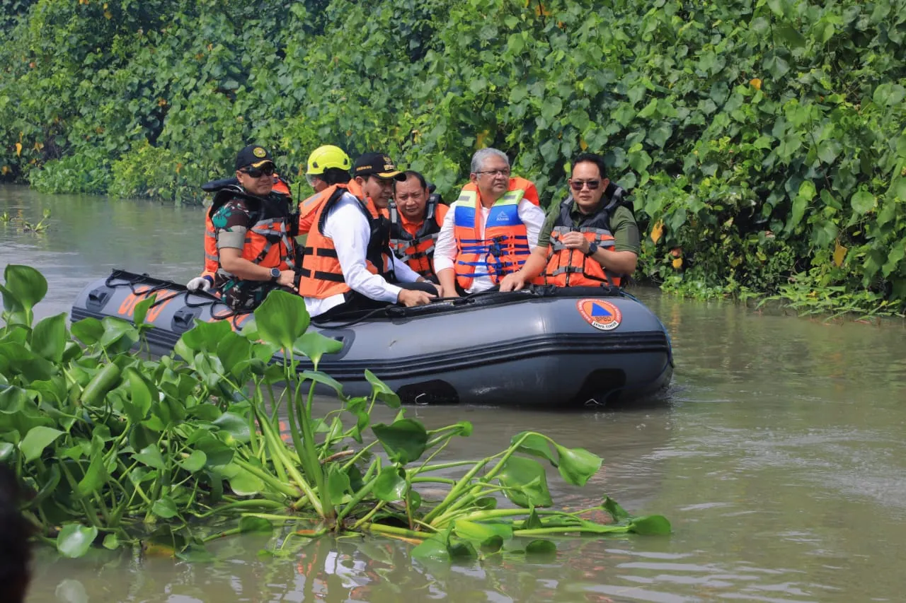 Pj. Gubernur Adhy Pimpin Pembersihan Eceng Gondok dan Sampah Penyebab Banjir di Candi Sidoarjo