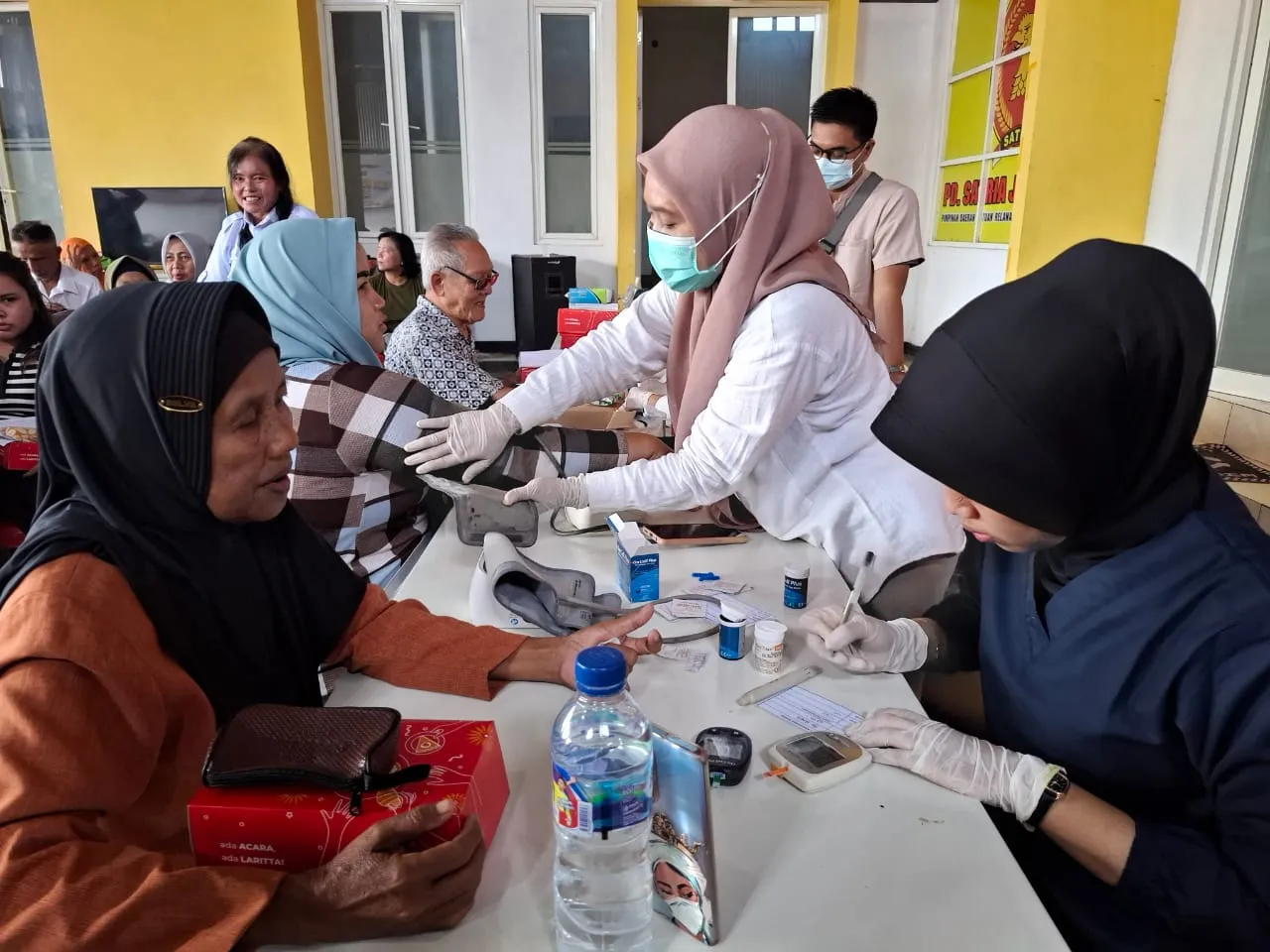 HUT ke-17, Warga Wonokromo Ikuti Cek Kesehatan Dari DPC Partai Gerindra