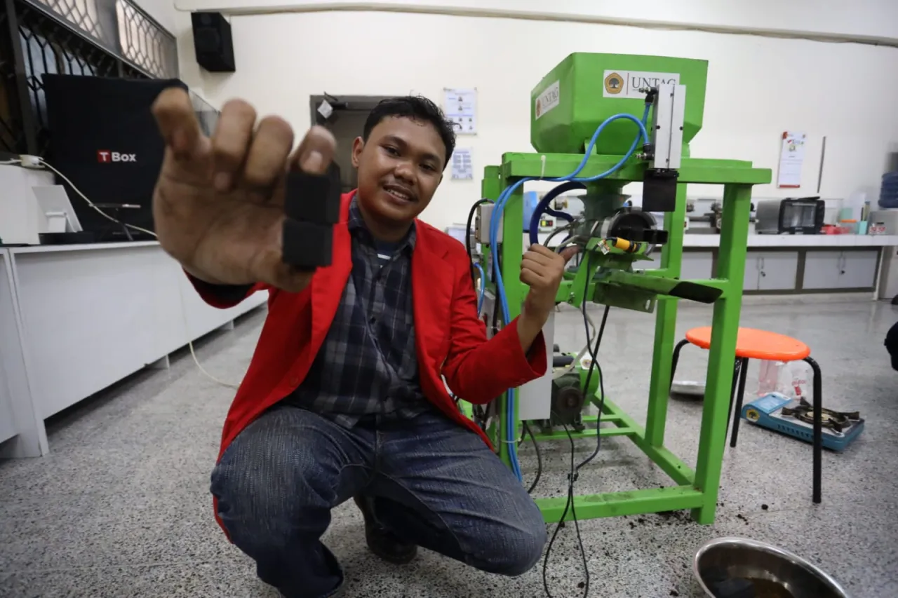 Dorong Mahasiswa Hasilkan Inovasi, Mahasiswa Untag Surabaya Ciptakan Briket Ramah Lingkungan