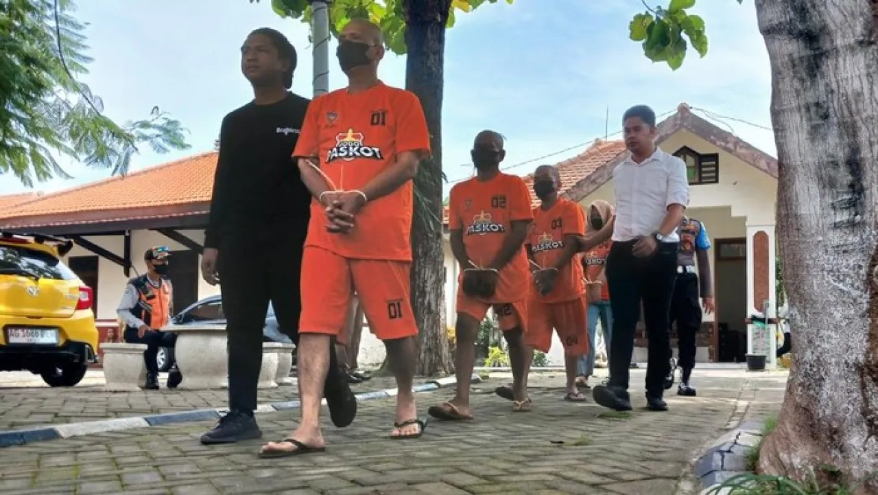 Baca juga : Polisi di Pasuruan Tangkap 4 Tersangka Penipuan Program MBG