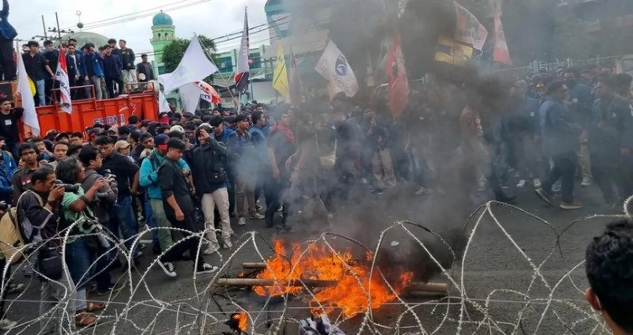 Demo BEM SI di Jakarta Aman, di Surabaya Ricuh