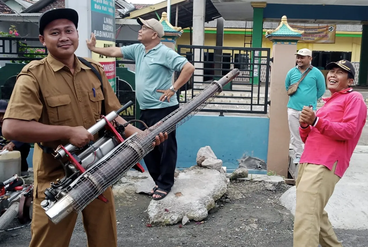 Cegah DBD, Pemdes Dampaan Cerme Melakukan Pengasapan Sarang Nyamuk