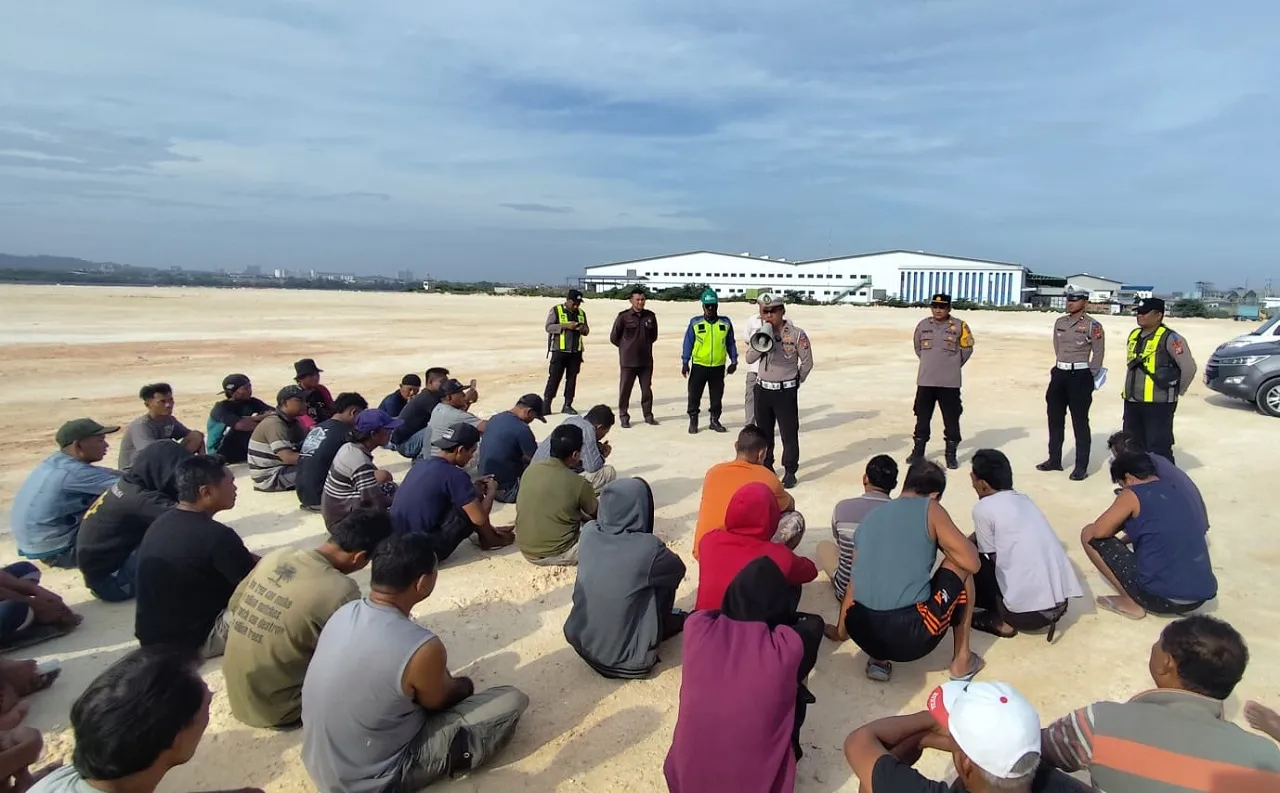 Pengemudi Truk PT KAS 'Wings Group' Diedukasi Keselamatan Berkendara