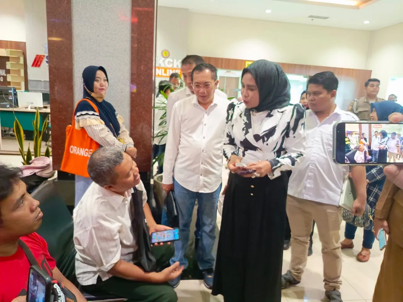 Sidak MPP, Wabup Sidoarjo Hj Mimik Idayana Minta Tambahan Petugas Atasi Antrean Panjang