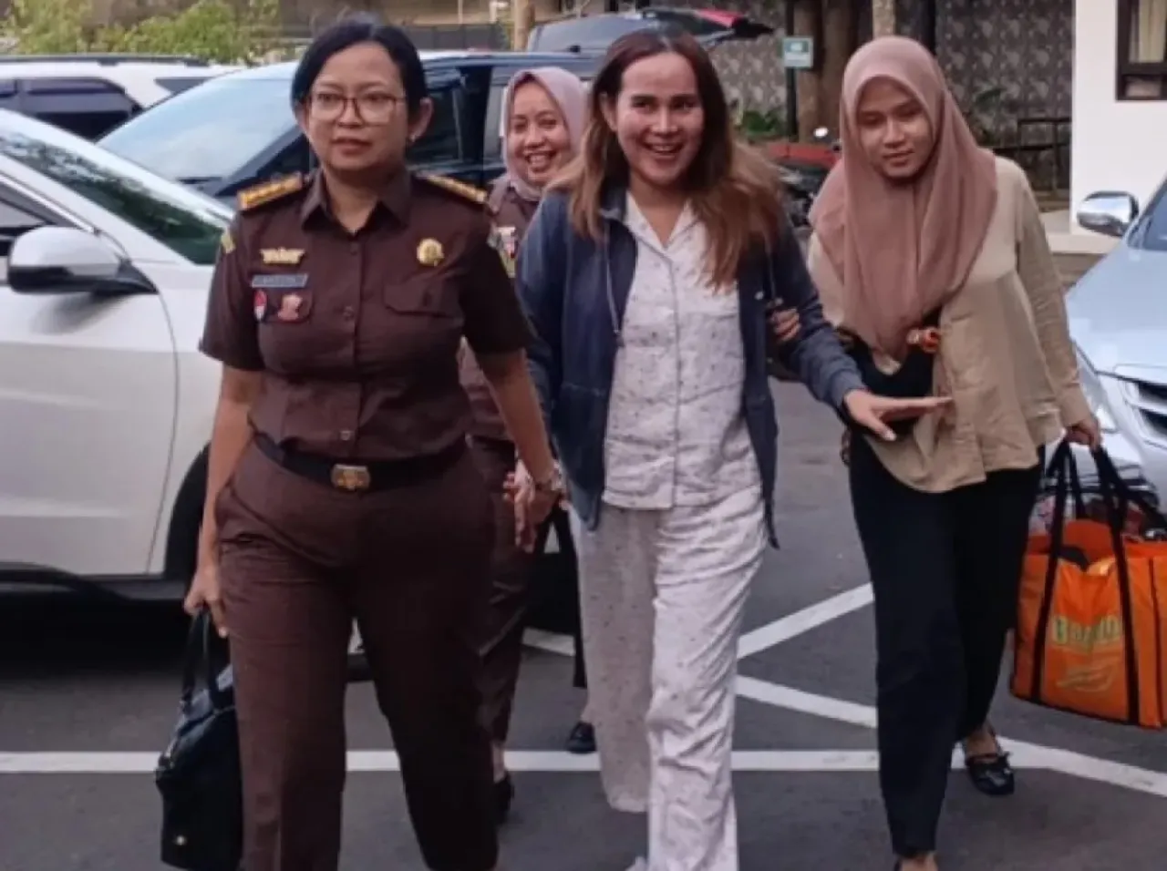 Isa Zega, Transgender Berhijab, Ditahan di Lapas Wanita Malang
