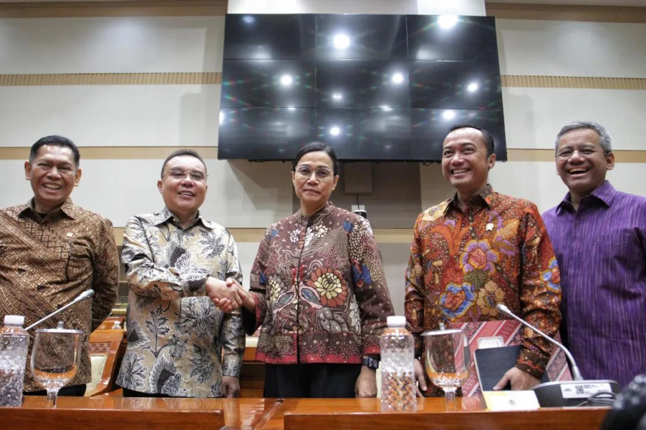 Menteri dan Legislator Respon dengan Pangkas Anggaran Belanja