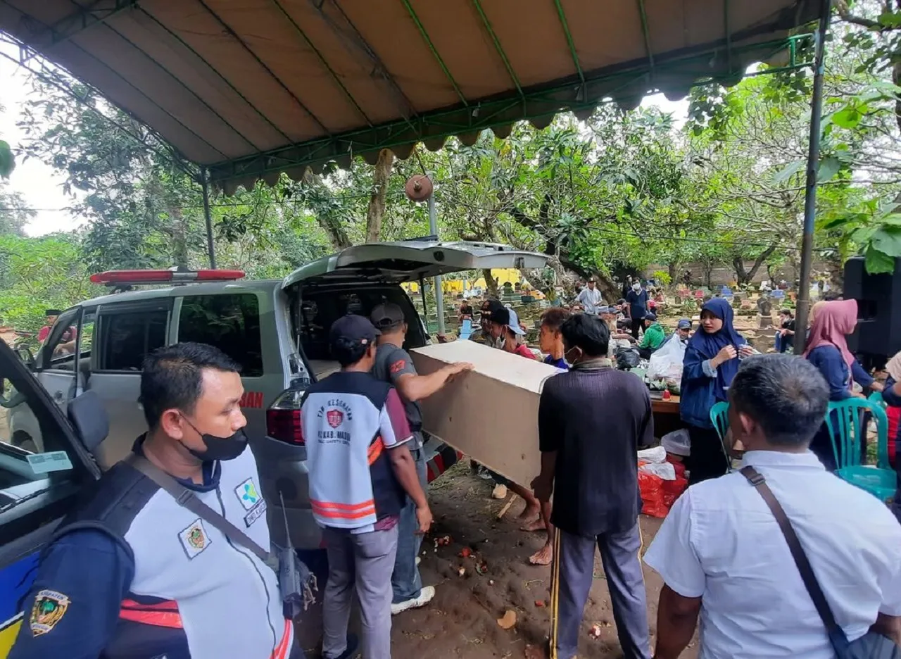 Diterjang Banjir dan Longsor, 99 Makam di Madiun Terpaksa Direlokasi
