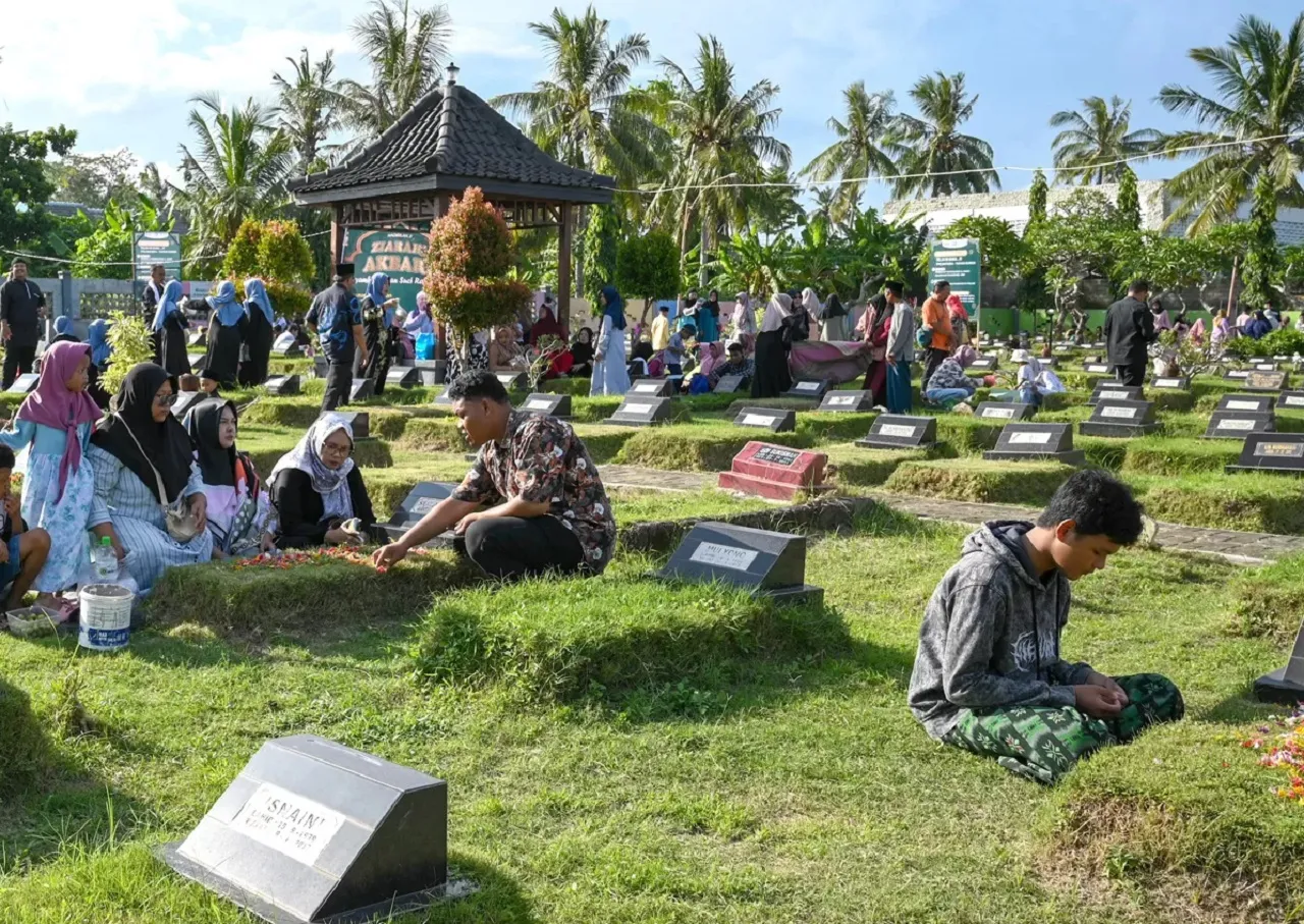 Jelang Ramadhan, TPU Taman Surga Banyuwangi Dipenuhi Ribuan Peziarah