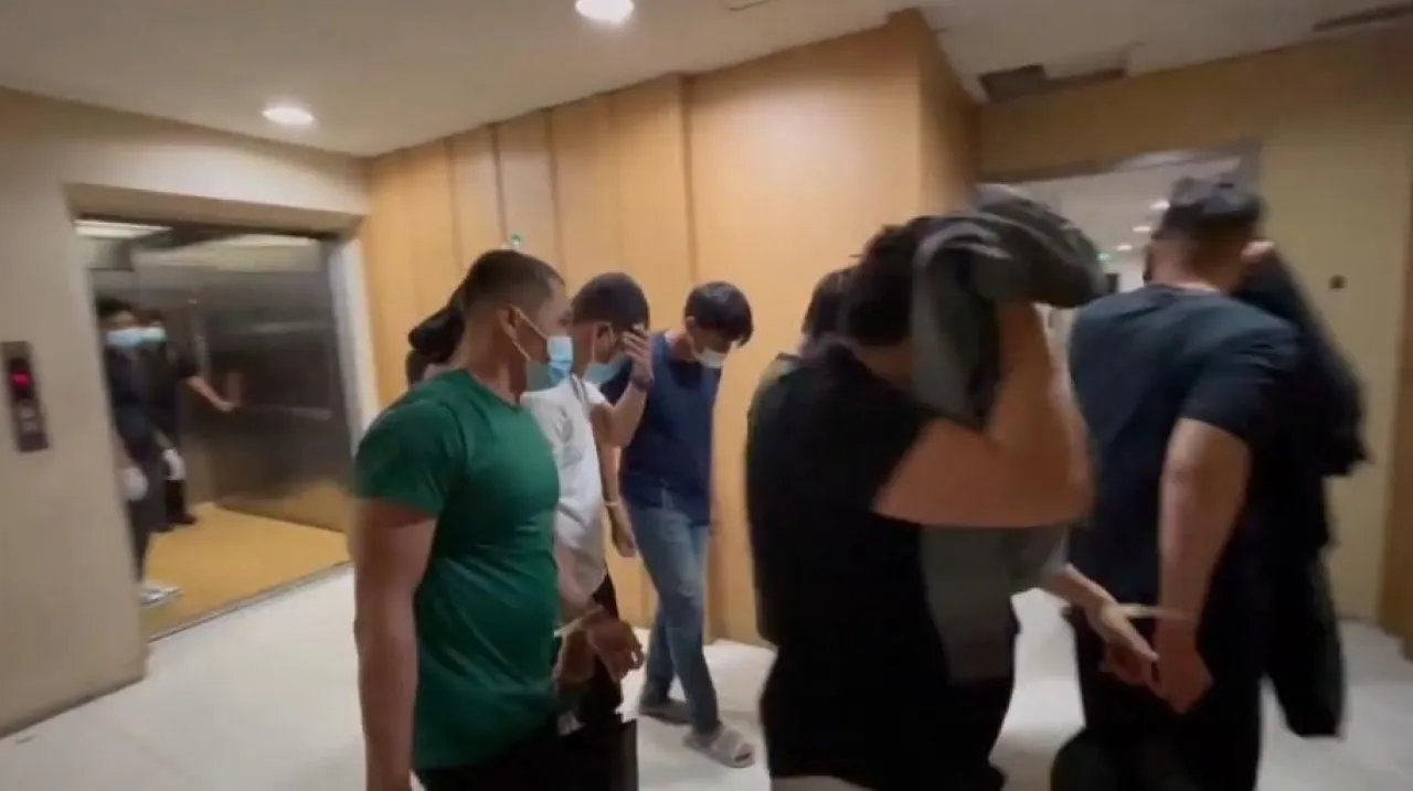 Gay Jakarta, Berpesta Seks Sejenis, Gunakan Stiker