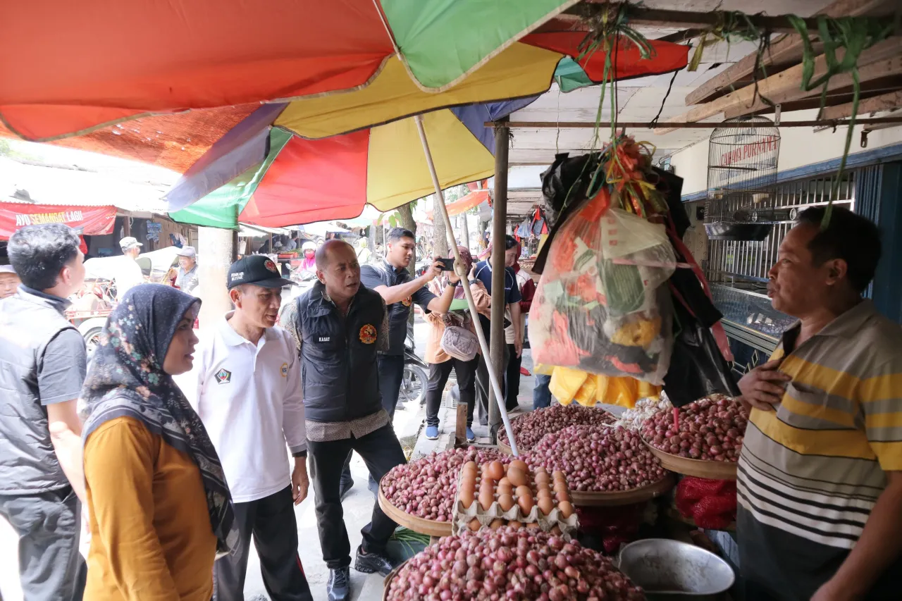 Satgas Pangan Polres Blitar Cek Ketersediaan Bapok di Pasar Tradisional Wlingi dan Talun